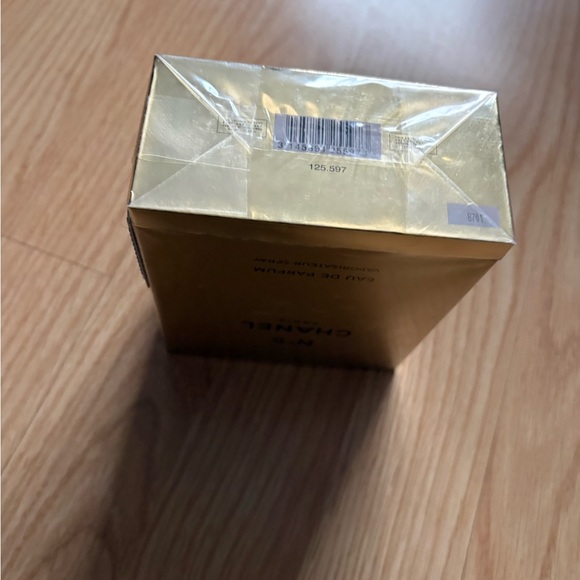 CHANEL No. 5 Eau de Parfum in Gold Box limited edition - Picture 3 of 8